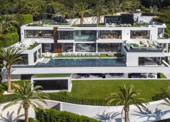 This £200 million mansion described as "the eighth wonder of the world" has been unveiled. See SWNS story SWMANSION; The staggering home in Los Angeles has 12 bedroom suites, 21 bathrooms, three kitchens, five bars and a 40-seat cinema. 924 Bel Air also has more than 100 curated art installations and a garage filled with $30 million of classic and modern cars. It is the work of property developer Bruce Makowsky and at $250 million is one of the world's most expensive houses.