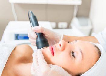 Cavitation treatment on the preaty womans face