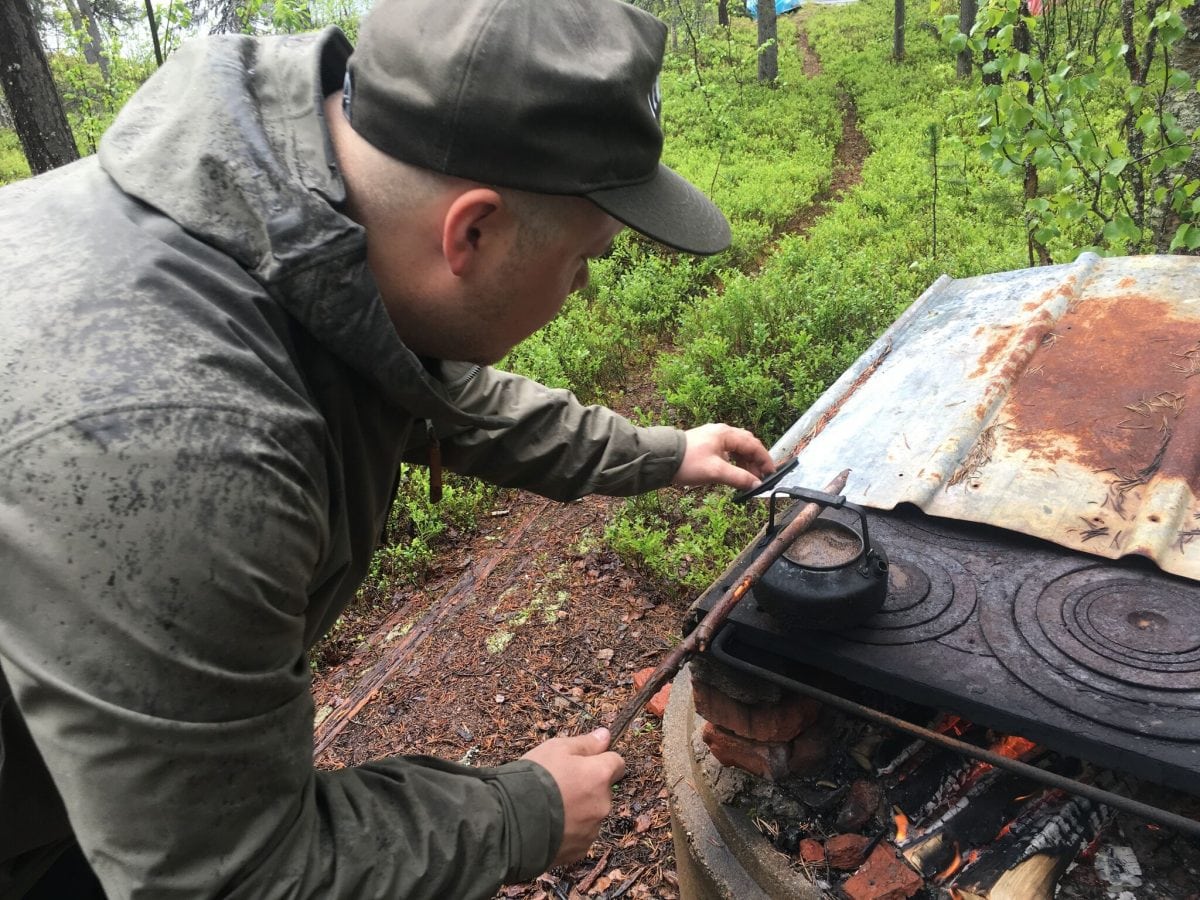 Lemmelkaffe Markus putting coffee on the stove | Photo: Elizabeth Hotson