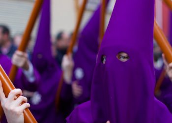 A Nazareno preparing for a processions