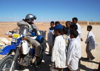 Lois Pryce with school kids in Algeria