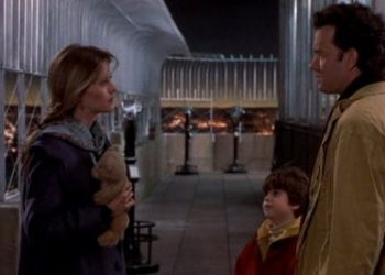 G-228  Max (Russell Crowe) enjoys the company of his supposed long-lost cousin Christie Roberts (Abbie Cornish) in A GOOD YEAR.