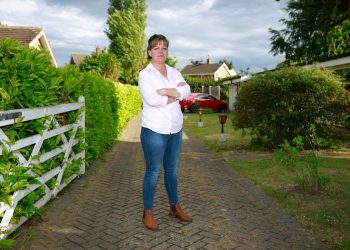 Lara Acutt, 37, has been locked in a four year dispute with her neighbour (Picture: SWNS)


Read more: https://metro.co.uk/2019/05/29/neighbour-filmed-dumping-massive-pile-clippings-driveway-four-year-feud-9728103/?ito=cbshare

Twitter: https://twitter.com/MetroUK | Facebook: https://www.facebook.com/MetroUK/