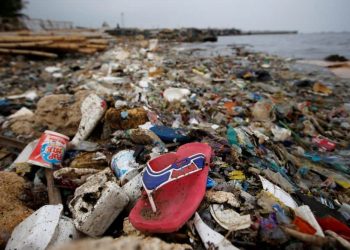 Plastic and styrofoam garbage litters the shoreline in Cilincing in Jakarta, Indonesia, Indonesia, November 26, 2018. REUTERS/Willy Kurniawan