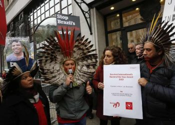 APIB delegation hand in Survival's Racist of the Year award for President Bolsonaro to the Brazilian Embassy, London © Rosa Gauditano/ Survival International