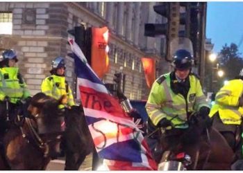 Mounted police in Parliament Square (Chris Hobbs)