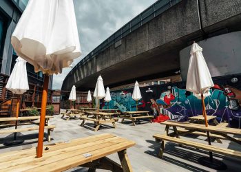 Casa do Frango terrace al fresco | Photo: @haydonperrior