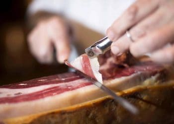 Reportaje cría del cerdo ibérico en dehesas y Bodega Cinco Jotas en Jabugo, España, 17 noviembre, 2015.