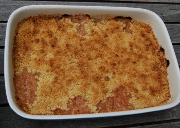 Rhubarb crumble recipe | Photo: Myriam, CC BY-SA 3.0, via Wikimedia Commons