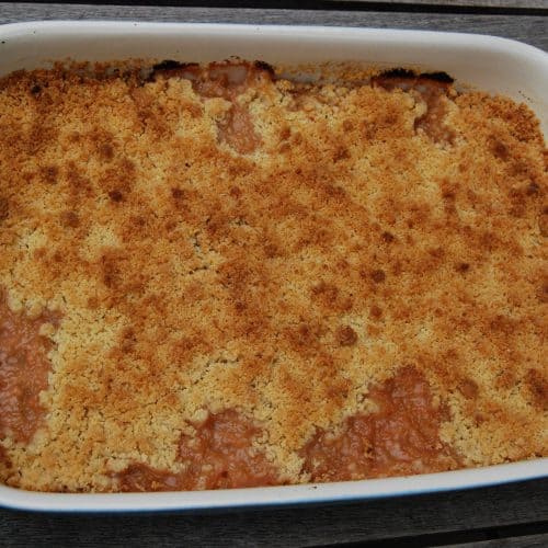 Rhubarb crumble recipe | Photo: Myriam, CC BY-SA 3.0, via Wikimedia Commons
