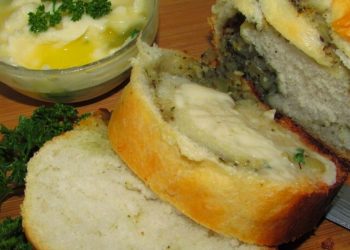 How To Make: Easy Savoury Bread with Garlic, Herbs and Cheese