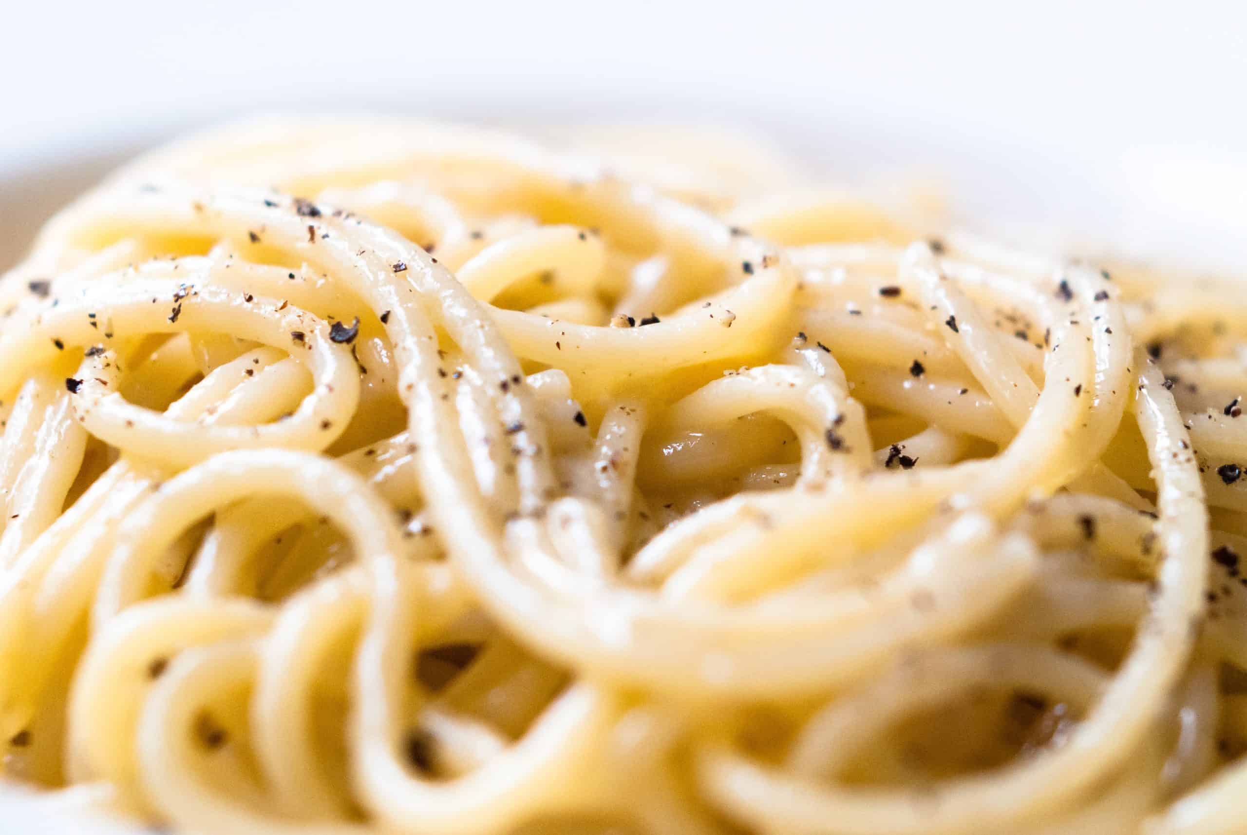 Cacio e pepe recipe (spaghetti with Pecorino Romano and black pepper)