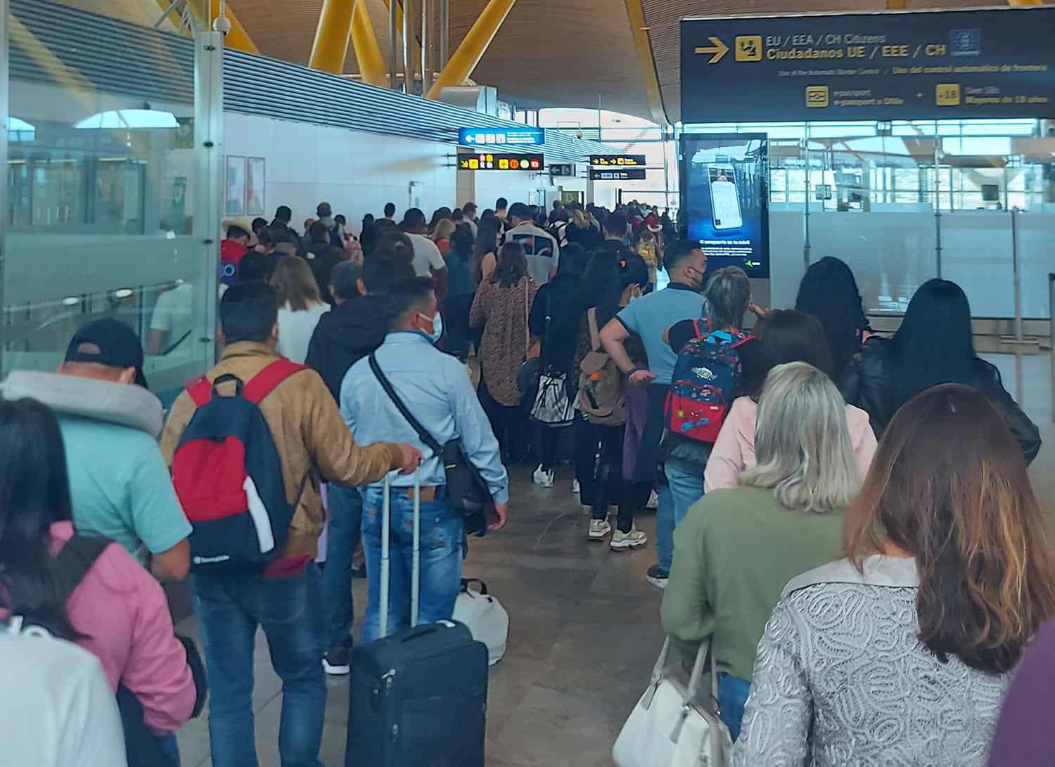 Brits bemoan long queues at Spanish airports and claim Irish citizens are getting ‘preferential treatment’