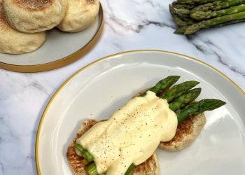 English muffins with asparagus and hollandaise