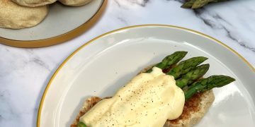 English muffins with asparagus and hollandaise