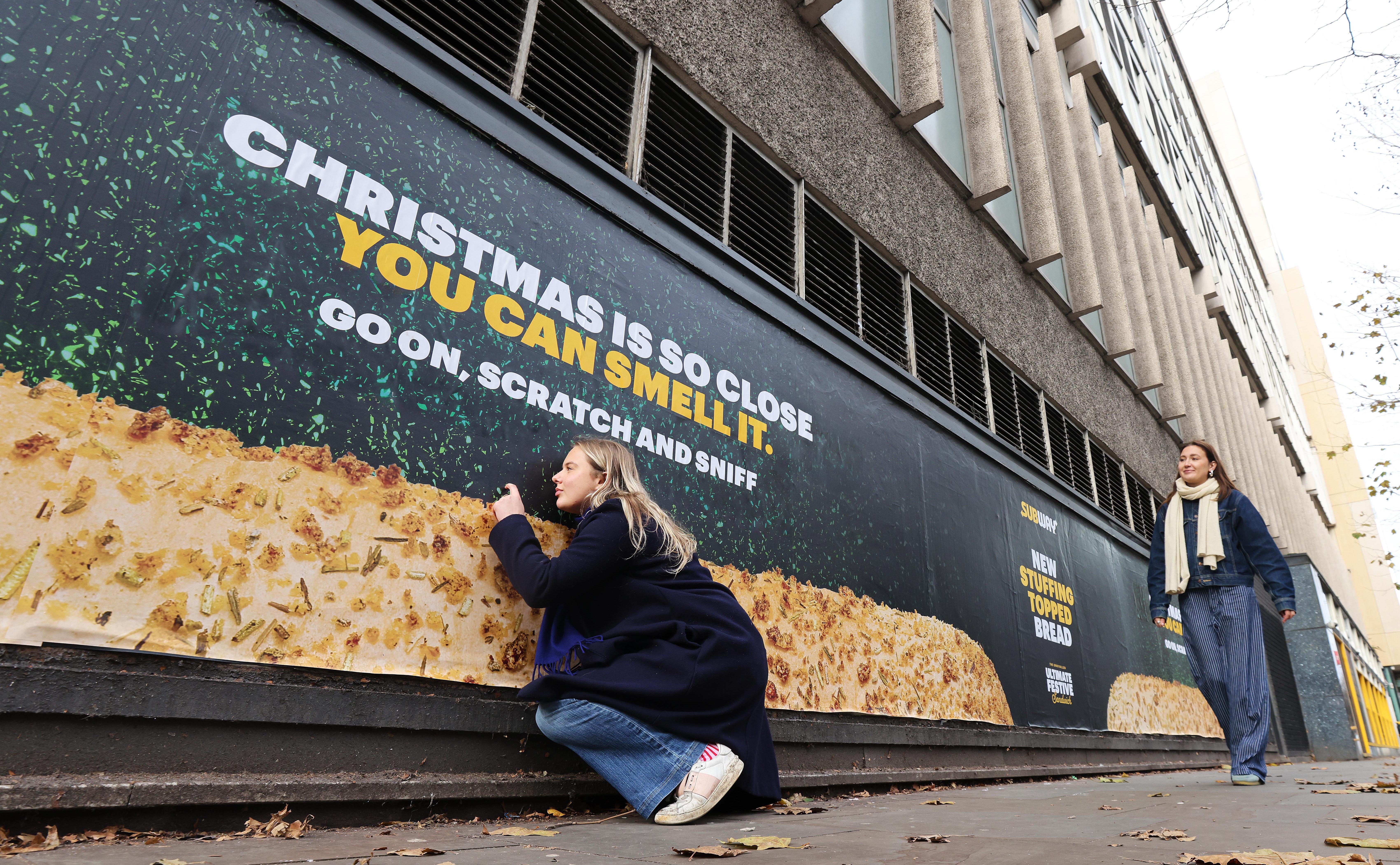 *** FREE FOR EDITORIAL USE ***Subway rolls out a giant scented billboard in Blackfriars, London, to celebrate the launch of its new sage & onion stuffing-topped bread this festive season – as research reveals the best smells of Christmas. Credit: PinPep/Subway. Immediate release 00:01 9th December 2025.