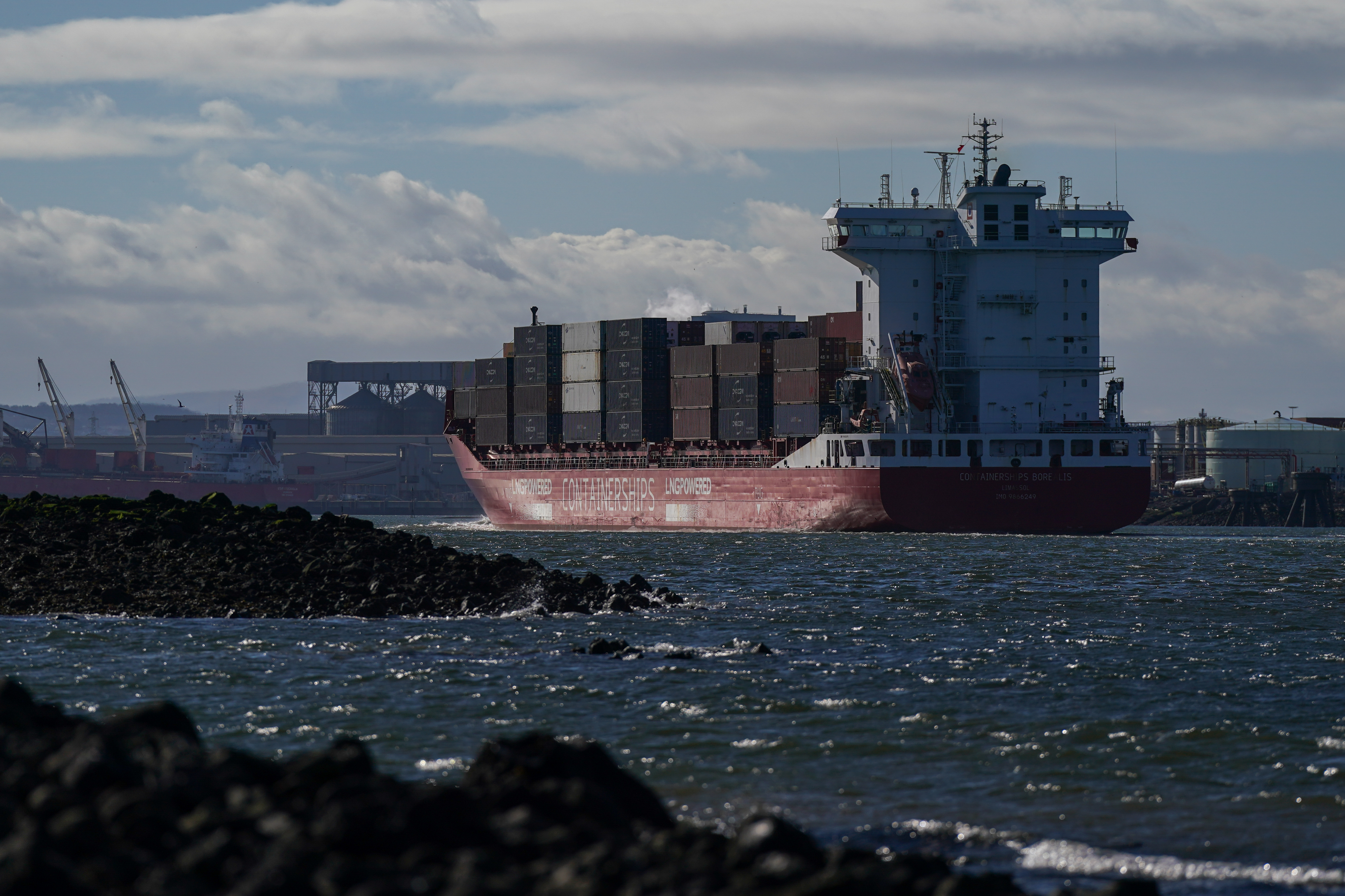 Chinese tanker sails through US Strait of Hormuz blockade