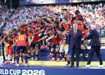 donald trump spain world cup trophy lift