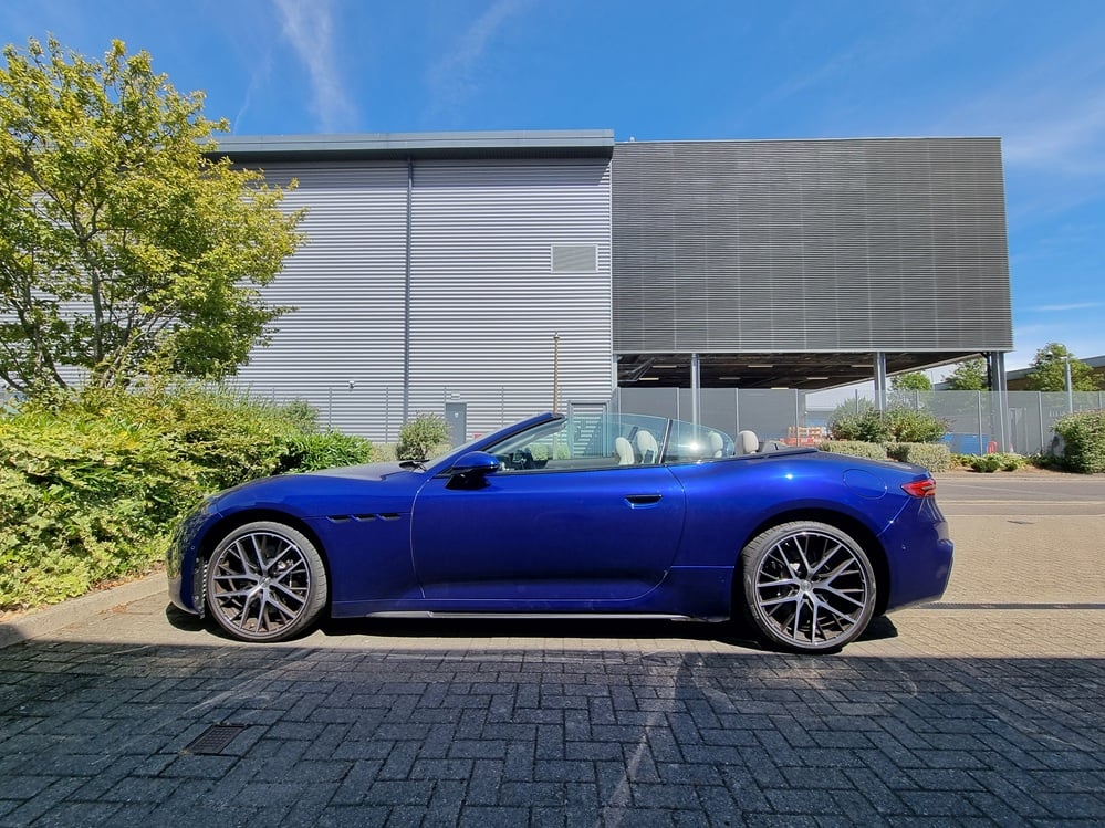 Side on view of the Maserati GranCabrio Trofeo